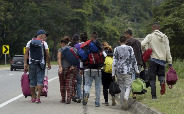 Venezolanos comienzan a recurrir a grupos criminales para huir del país