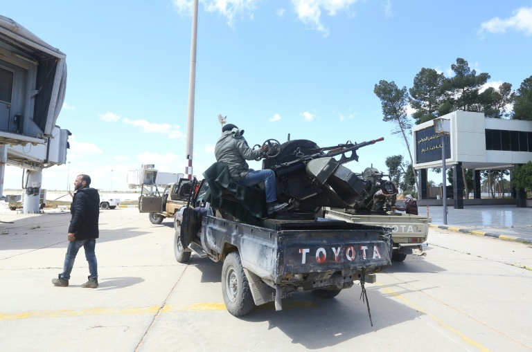 El mariscal Haftar mantiene su ofensiva sobre Trípoli, vuelos suspendidos tras ataque aéreo