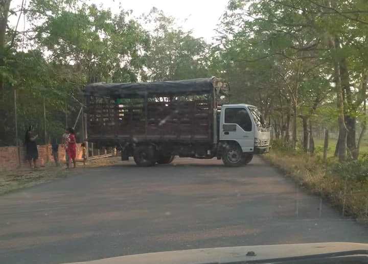 Camión fue atravesado en la vía Fortul – La Esmeralda