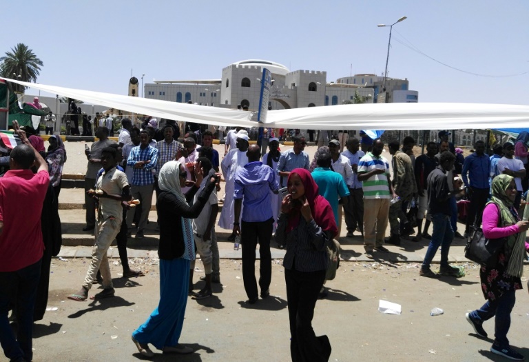 Miles de sudaneses se congregan por cuarto día ante cuartel general del Ejército