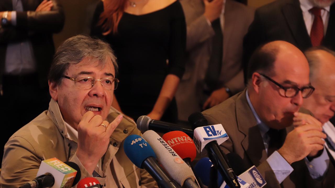 «Colombia está con ustedes, continuará convocando a más países de la comunidad internacional, seguirá promoviendo más acciones diplomáticas, más acciones políticas»: Canciller de Colombia a embajadores de Guaidó