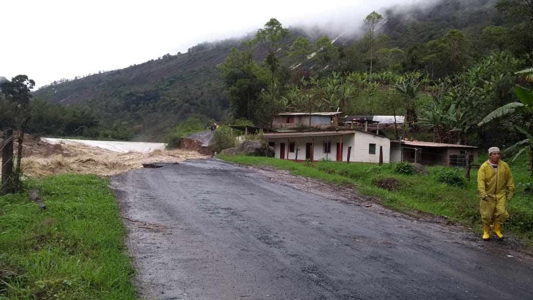 Creciente de una quebrada se comió parte de la Vía de La Soberanía