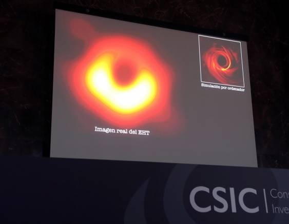 Revelan la primera imagen de un agujero negro