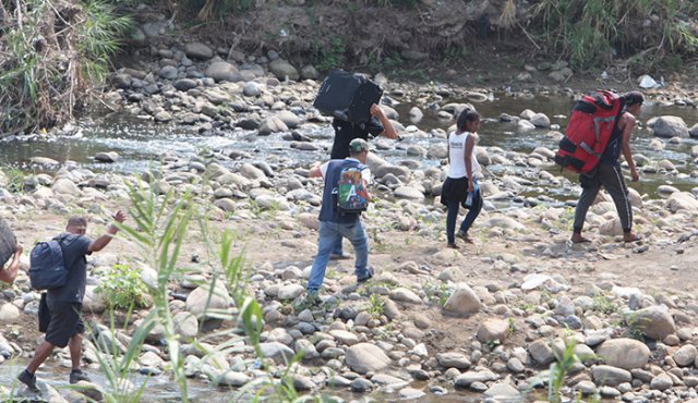 Venezolanos son cooptados por grupos armados
