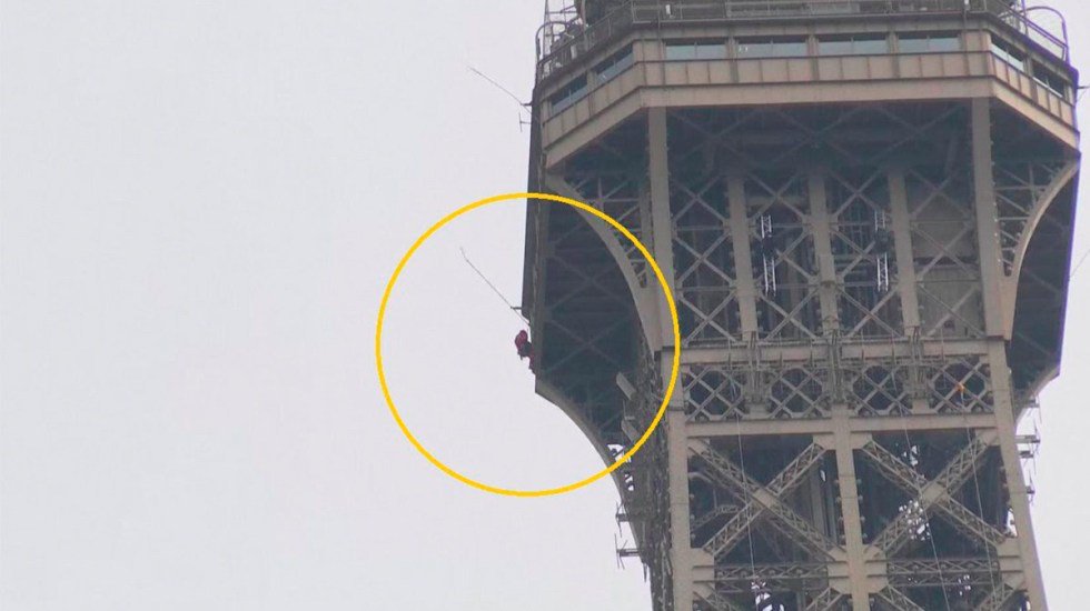 Evacúan la Torre Eiffel por la presencia de un hombre escalando su estructura