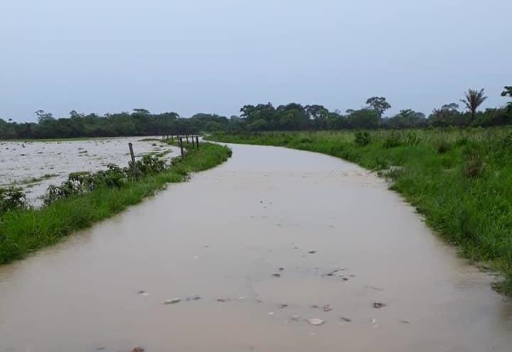 Comunidades indígenas y habitantes ribereños del río Cravo afectados por inundaciones