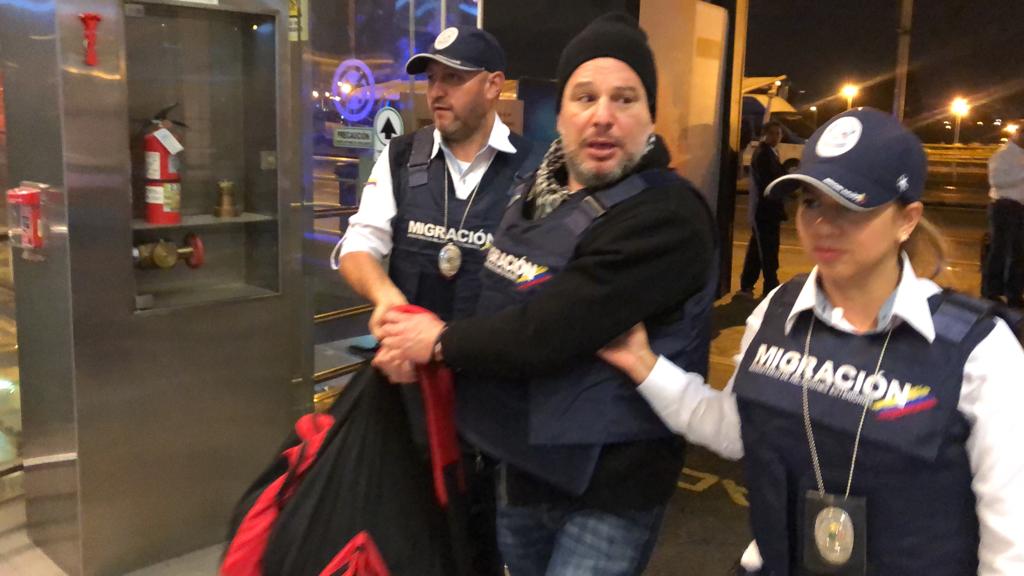 CUBANO SEÑALADO DE PLANEAR ATENTADOS EN BOGOTÁ FUE EXPULSADO POR MIGRACIÓN COLOMBIA, LUEGO DE QUE UN JUEZ LO ABSOLVIERA DE LOS CARGOS.