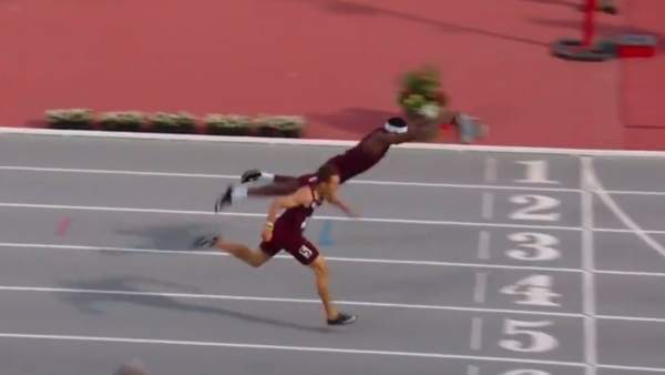 Un atleta se lanza de cabeza y entra en meta a lo Superman