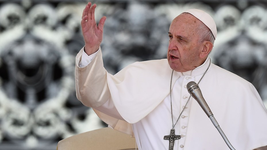 El papa convierte en obligatorio para el clero señalar abusos sexuales