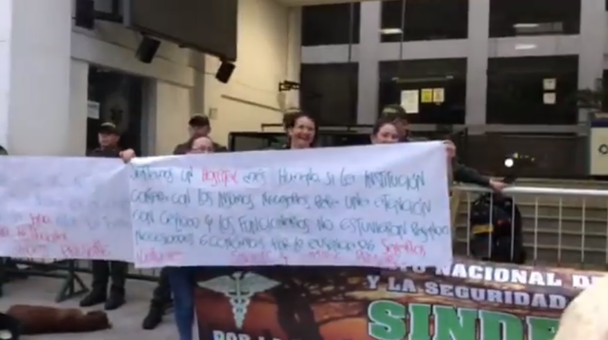 Trabajadores del Hospital San Vicente protestan ante la UAESA
