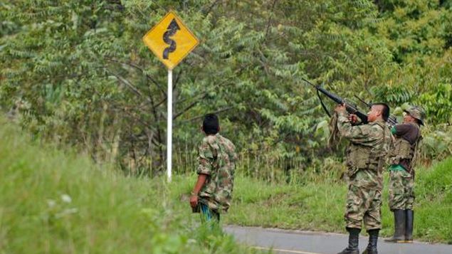 Grupos armados colombianos seducen a venezolanos desesperados