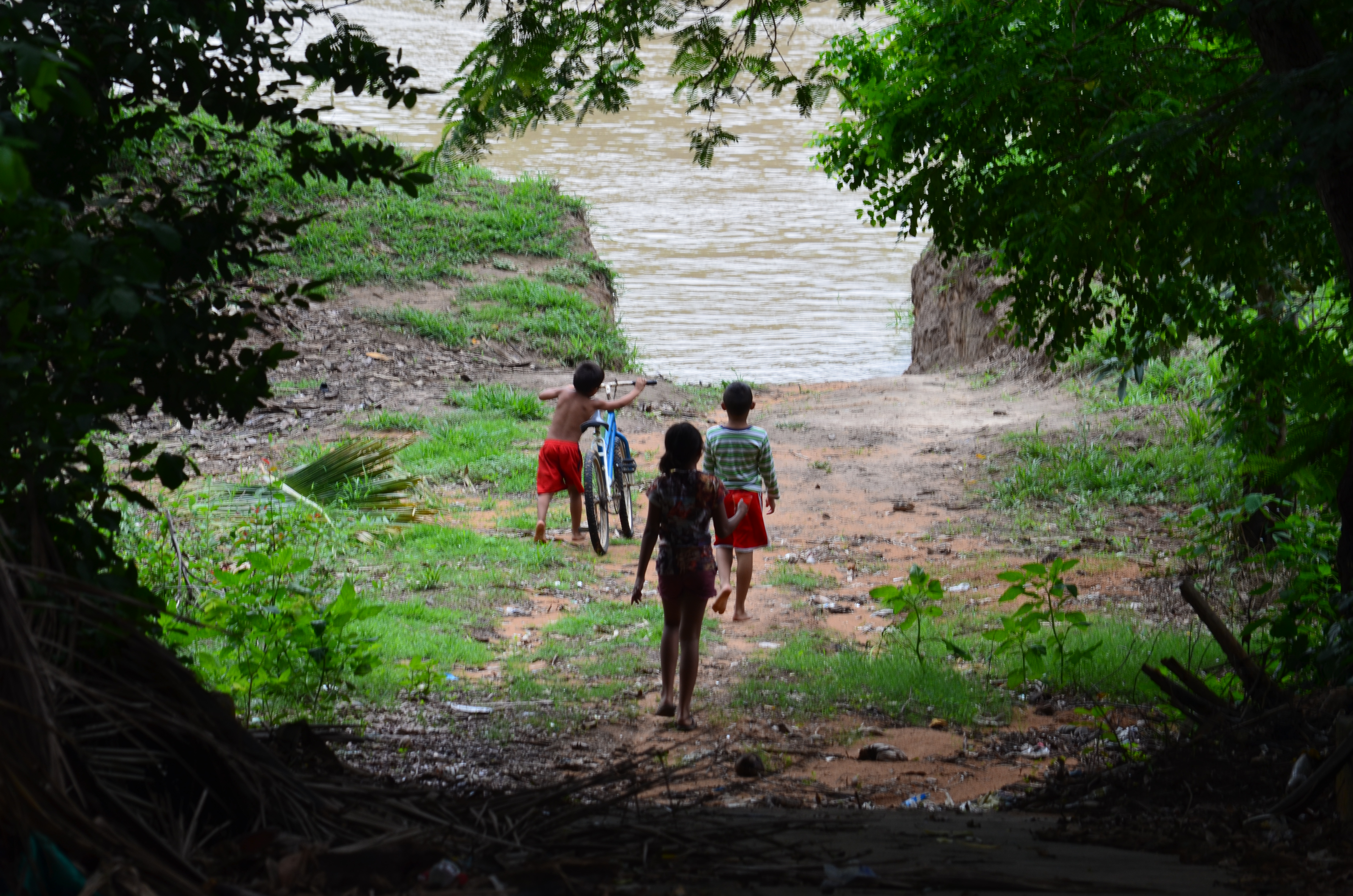 Niños en el río Cravo
