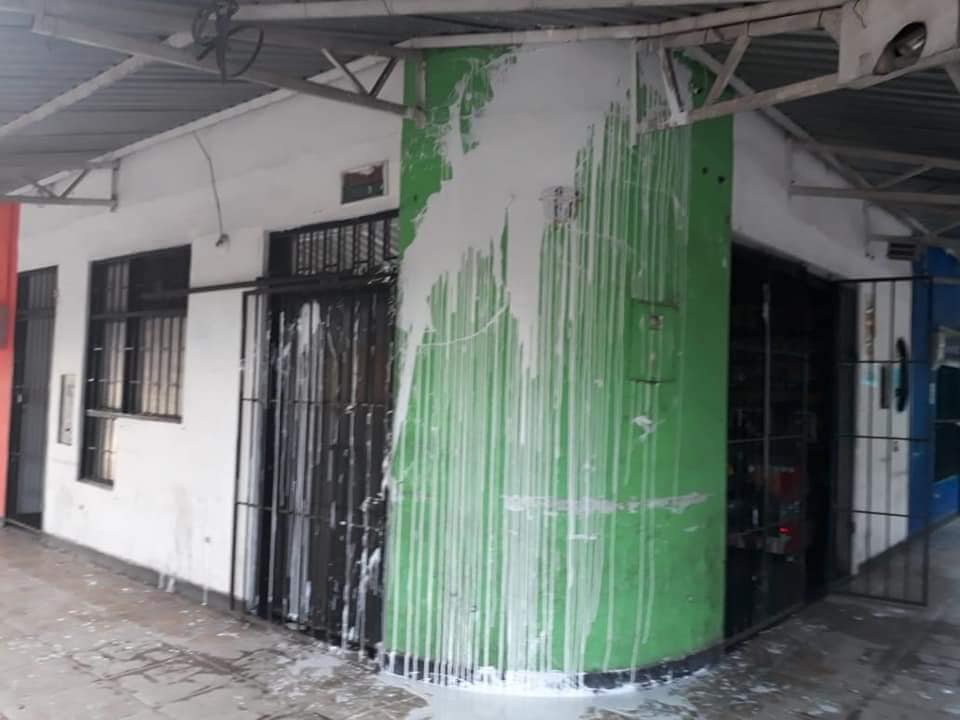 Vándalos arrojaron pintura a local comercial en Arauca