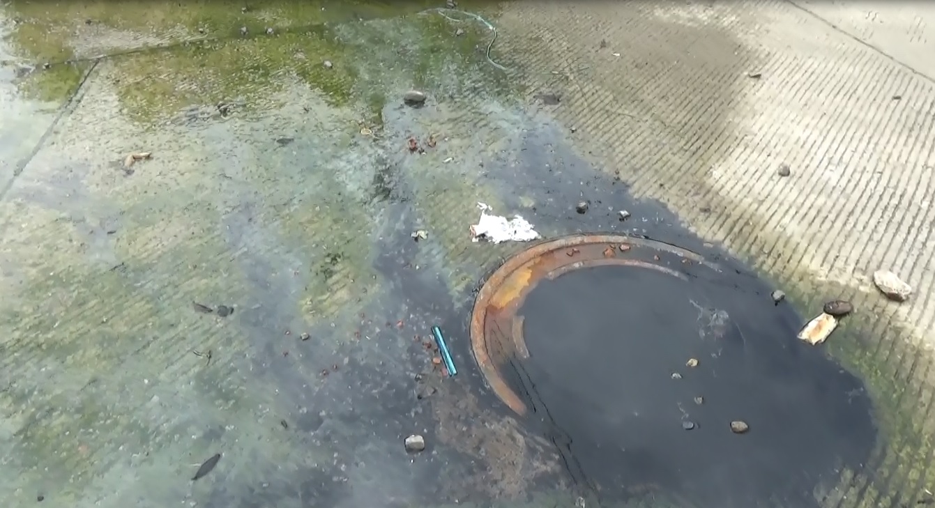 Comunidad de barrio El Porvenir se queja por el rebosamiento de aguas negras