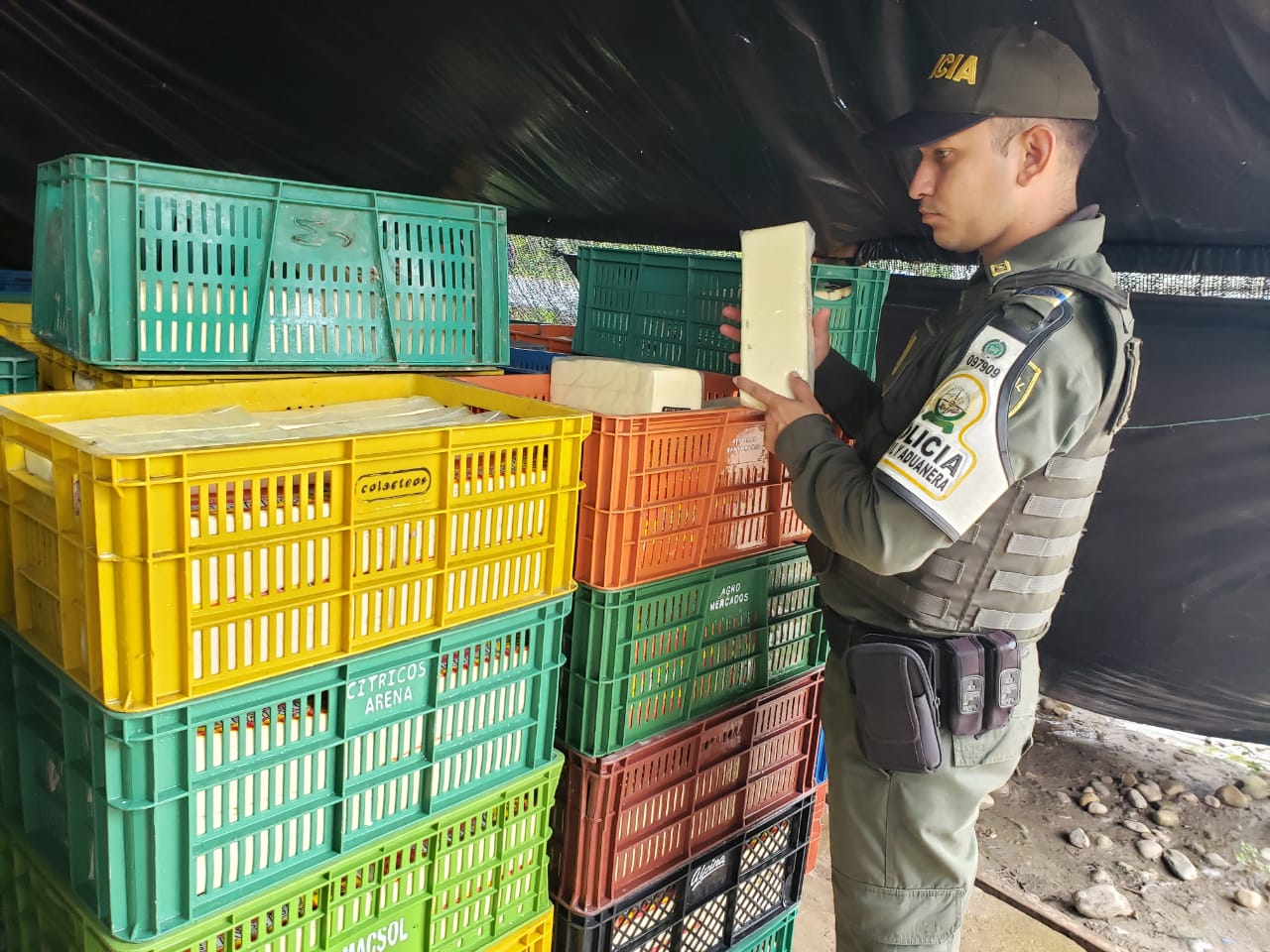 Más de 5 toneladas de queso fueron incautadas por la POLFA en Tame