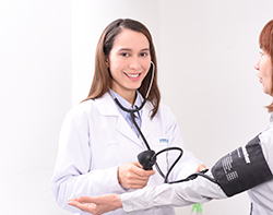 Ministerio de Salud y Protección Social e ICETEX abren convocatoria de créditos condonables de sostenimiento para especializaciones médicas
