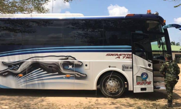 Roban bus en el que se movilizaban aprendices del Sena en Betoyes, Tame