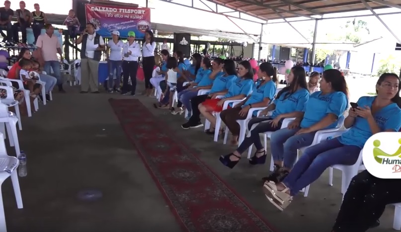 Las mujeres ex combatientes de las antiguas Farc que ahora confeccionan zapatos en Filipinas