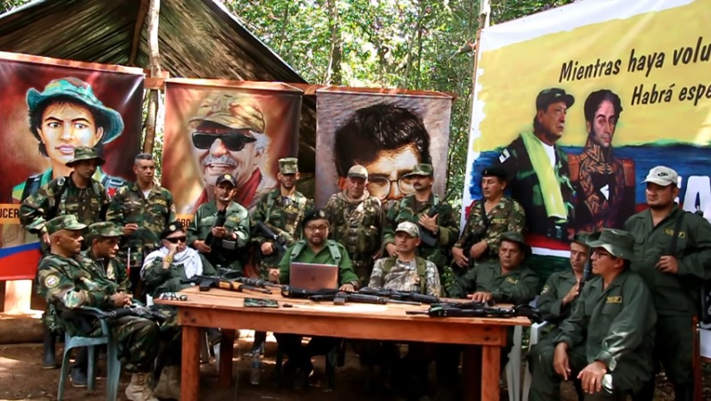 Iván Márquez el exjefe de la Farc que regresó a las armas divulgó un nuevo video, junto a Santrich y ‘El Paisa’.