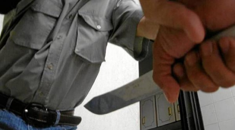 Con arma blanca hombre amenazó a mujer para robar una vivienda