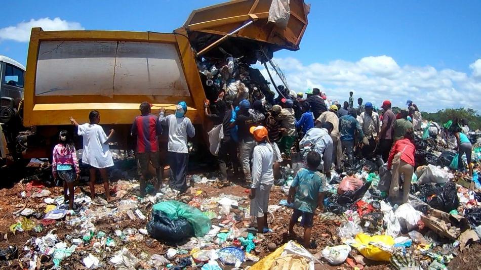 Niños indígenas de Puerto Carreño se ven obligados a comer basura