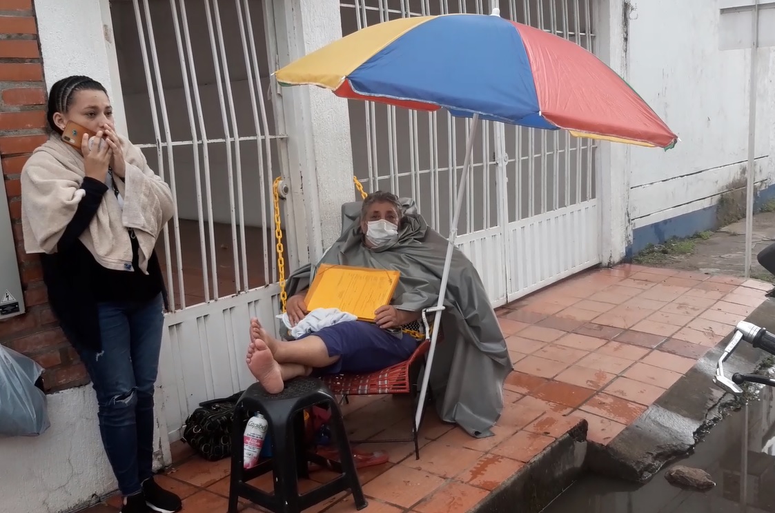 Abuelos pacientes con cáncer se encadenan en oficinas de Medimas