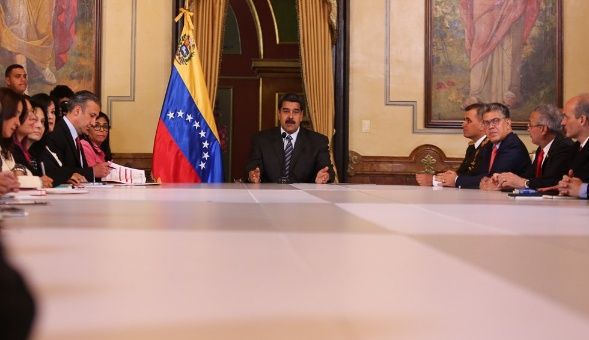 Maduro mantendrá despliegue militar en frontera con Colombia