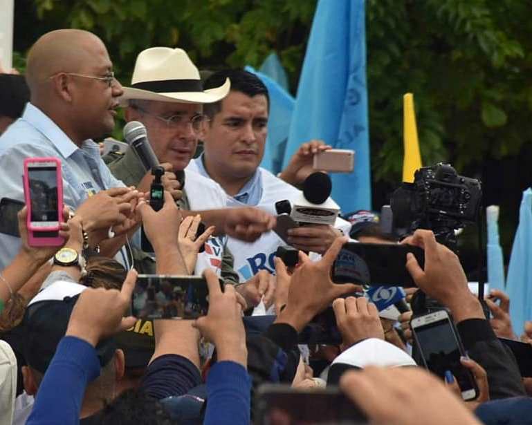 Uribe no pudo salir del aeropuerto de Arauca, inteligencia militar obtuvo información de plan para atentar contra el Senador