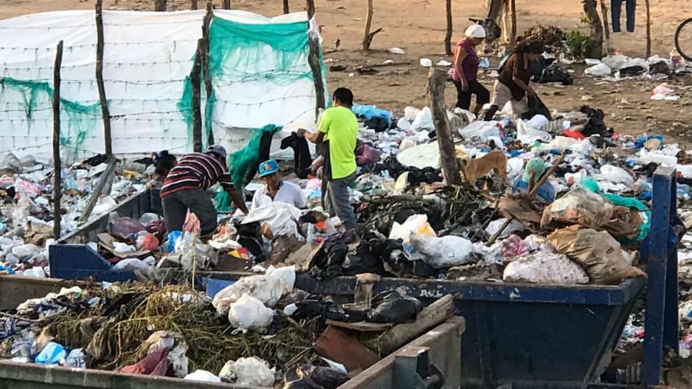 En la Guajira niños wayuu buscan comida en la basura