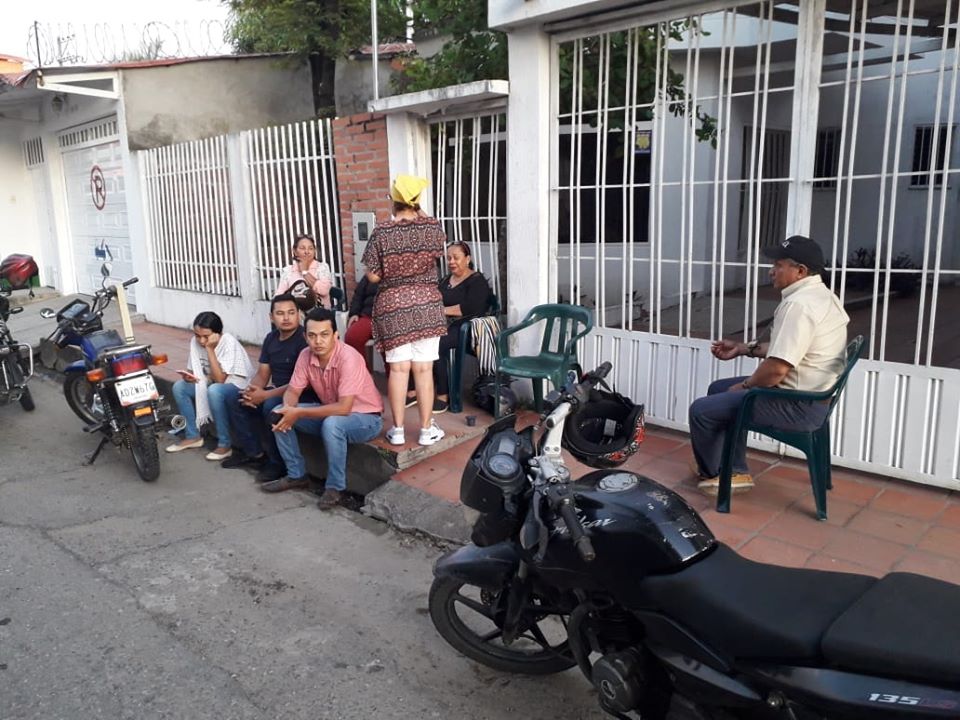 Familiares de joven araucana se encadenan en Medimás para exigir remisión