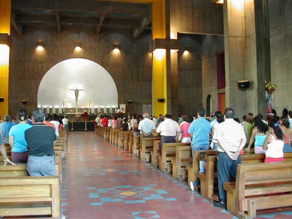 Simpatizantes de Ortega golpean a sacerdote y monja en catedral de Managua