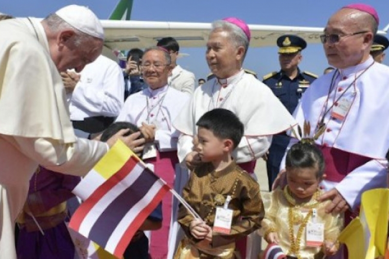 En Bangkok Tres colombianos hacen parte del coro que recibió al papa