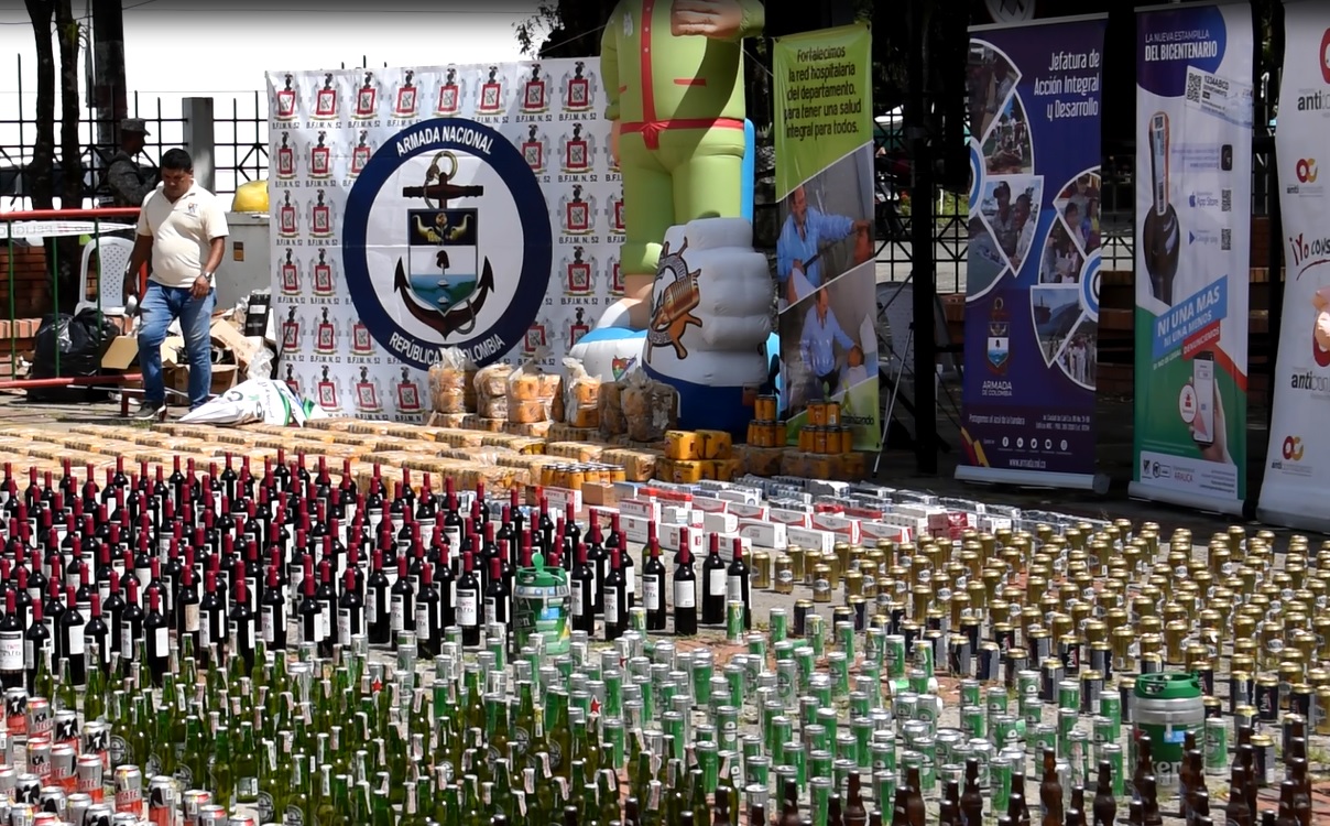 Licor adulterado y productos de contrabando fueron destruidos por las autoridades