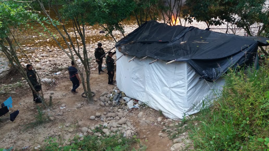 Policía desmanteló cambuches ubicados debajo de puente La Pava en Saravena