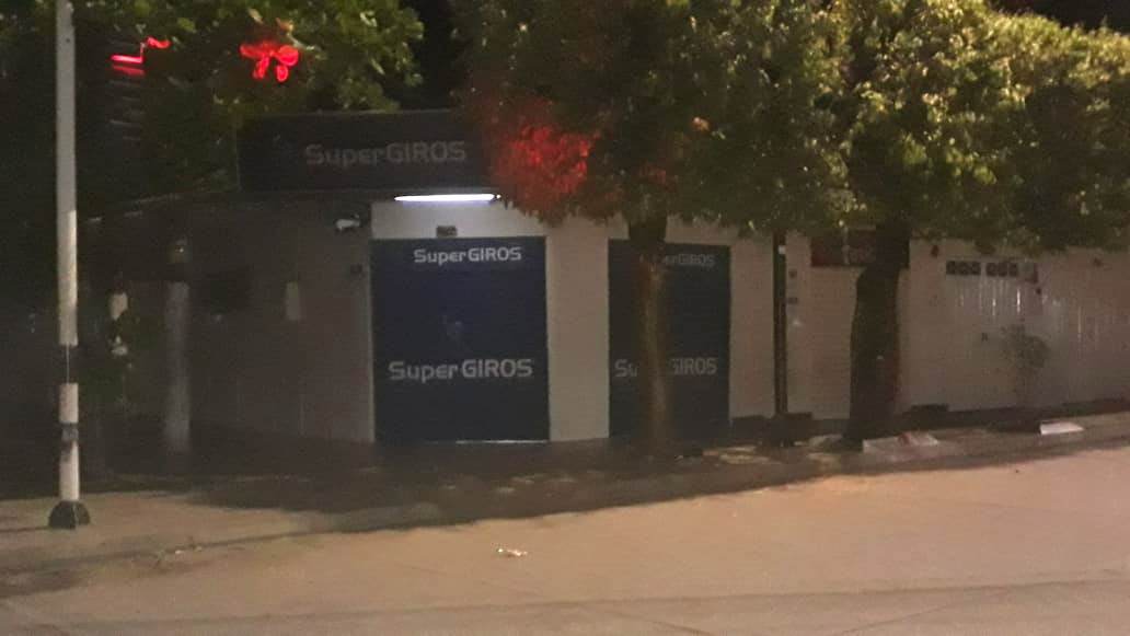 Ladrones golpearon a trabajadora de Super-Giros para robarla