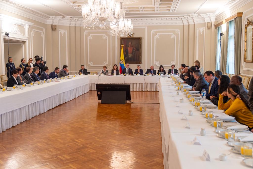 ¡Se levantaron de la mesa!