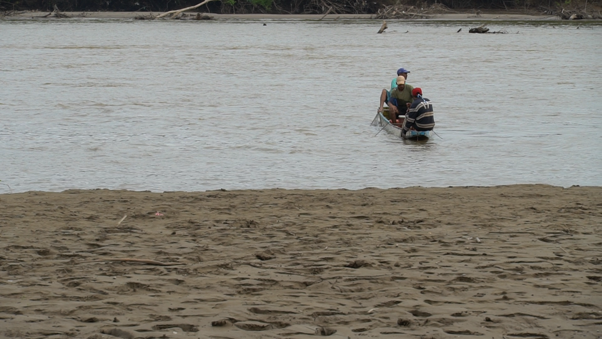Reportan la prohibición de algunos pasos en canoa sobre el río Arauca
