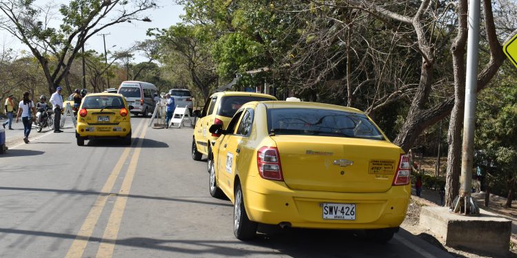 Policía de Tránsito y gremio taxista afinan estrategias en seguridad vial