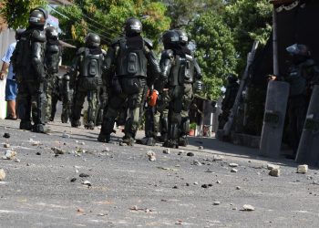 Con lluvia de piedras sujetos atacaron a las autoridades en operativo contra el contrabando