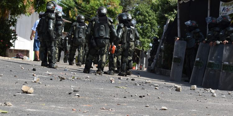 Con lluvia de piedras sujetos atacaron a las autoridades en operativo contra el contrabando