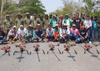 Jornada de limpieza se cumplió en el sector Corocoro. La vegetación se estaba comiendo la vía