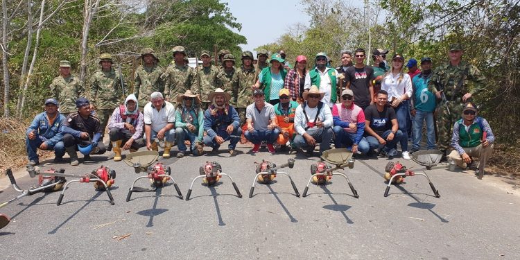 Jornada de limpieza se cumplió en el sector Corocoro. La vegetación se estaba comiendo la vía
