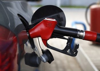 A  partir de este miércoles bajarán los precios de combustibles