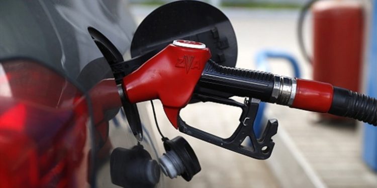 A  partir de este miércoles bajarán los precios de combustibles