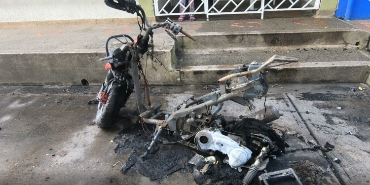 Moto incinerada causó pánico en habitantes del barrio Córdoba