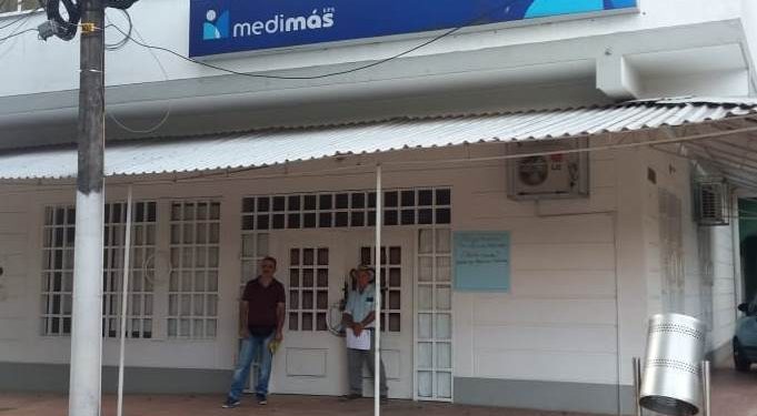 Usuarios se encadenan a las puertas de Medimás en Saravena