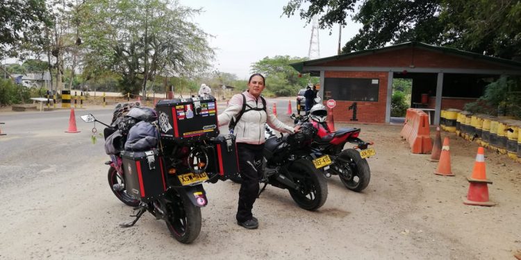 Gina, la colombiana que recorrió Sudamérica en moto visitó Arauca y Tame