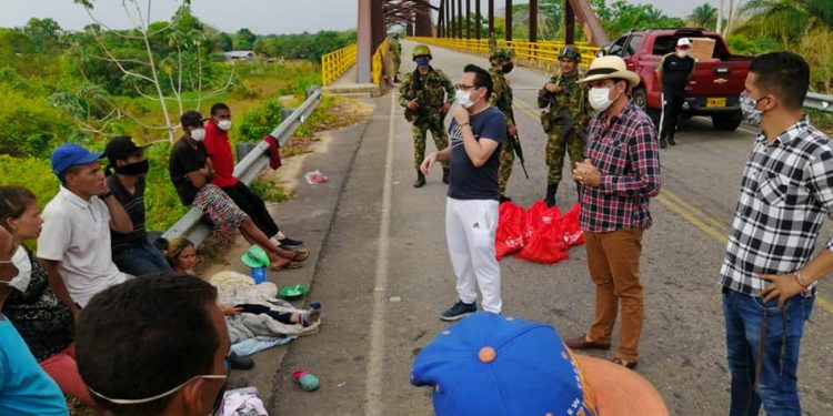 Desde Tame y en camiones trasladan a migrantes venezolanos hasta el puente internacional José Antonio Páez