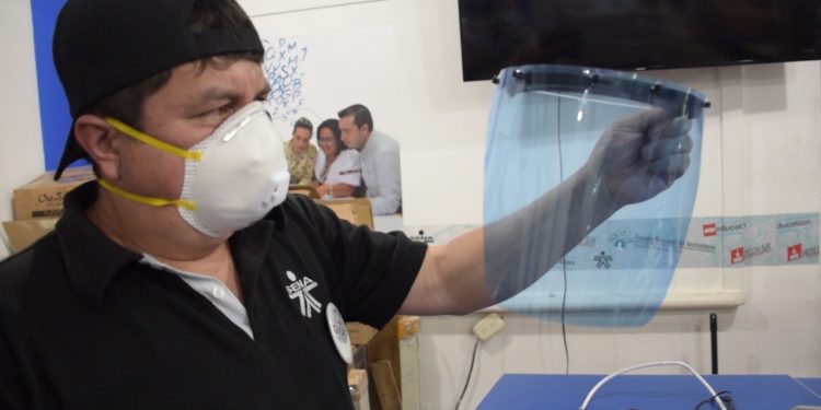 Sena Regional Arauca fabrica caretas 3D para protección del personal de la salud