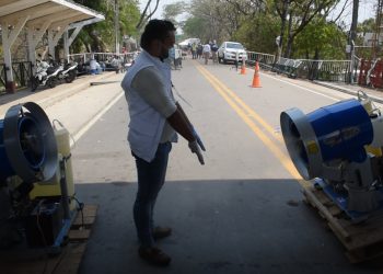 Así se lleva a cabo el proceso de desinfección en el puente internacional José Antonio Páez